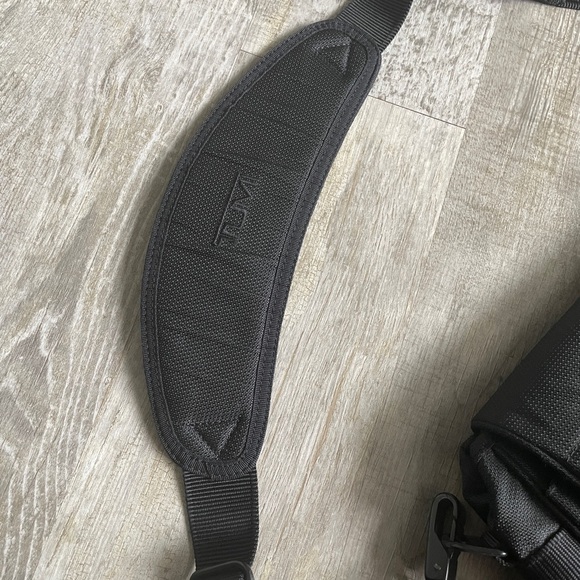 Tumi leather canvas messenger laptop work career work business tech classic - Picture 4 of 10